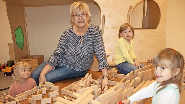 Helga Fiedler mit einigen ihrer Schützlinge im "Haus für Kinder St. Michael" in Ludwigsstadt Foto: Veronika Schadeck
