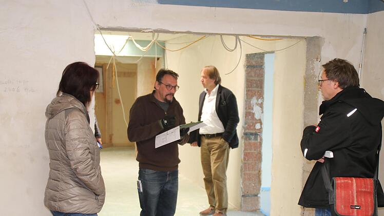 Der Umbau des Kindergartens St. Marien geht voran. Auf dem Foto sind Detlef Mohr, Harald Fischlein, Marcus Seifert und Kerstin Augsburg.