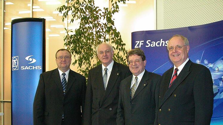 Männer des Übergangs: Siegfried Goll (2. v. r.) war Vorstandsvorsitzender von ZF bei der Übernahme und schickte Hans-Georg Härter (links) an die Spitze von Sachs, wo er die Integration mit viel Fingerspitzengefühl anschob. Dort hatte Hermann Siegle mit vier Vorstandskollegen Sachs gut durch die Übergangszeit von Mannesmann zu ZF gebracht. Rechts: Vorstand Friedhelm Riemenschneider.    Foto: Archiv Laszlo Ruppert