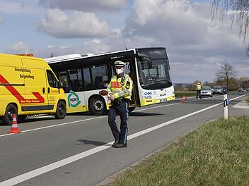 Linienbus landet bei Wendeman&ouml;ver im Graben