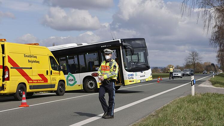 Linienbus landet bei Wendemanöver im Graben