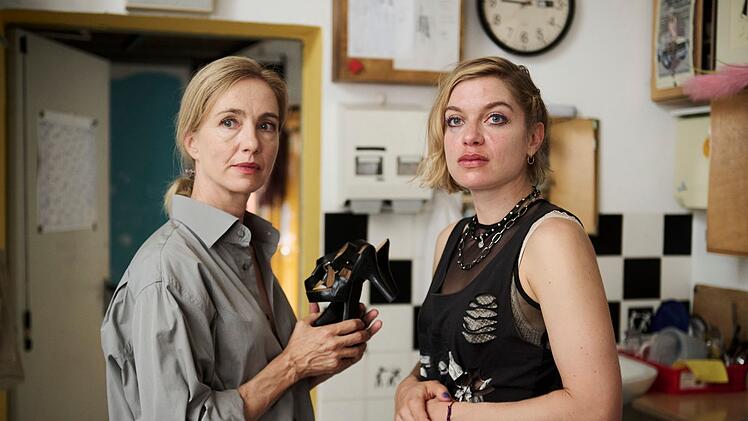 Die Garderobiere Ria J&auml;ger (Liliane Amuat, rechts) galt als enge Vertraute der Toten. Haben sie oder die Schauspielerin Gina Rohland (Ursina Lardi) etwas mit der Vergiftung zu tun?