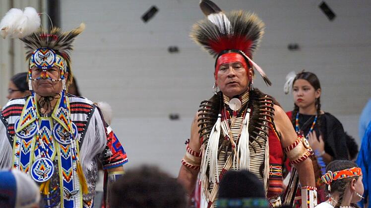 Es ist auch ihre Stra&szlig;e: Comanchen bei einem indigenen Fest: Mehr als die H&auml;lfte der Strecke der Route 66 ber&uuml;hrt Siedlungen von Native Americans oder f&uuml;hrt durch sie hindurch.