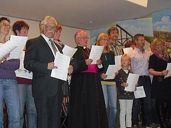 Bischof Friedhelm Hofmann stellte sich mitten in den neu gegründeten Chor der Retzbach-Wallfahrer und sang kräftig mit.  Fotos: Stefan Geiger