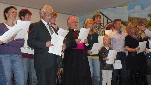 Bischof Friedhelm Hofmann stellte sich mitten in den neu gegründeten Chor der Retzbach-Wallfahrer und sang kräftig mit.  Fotos: Stefan Geiger