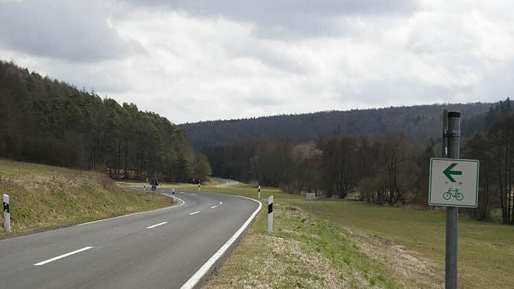 Nach über 20 Jahren könnte sich der Wunsch des Gemeinderates Oberaurach und der Bürger nach einem Radweg an der Staatsstraße von Unterschleichach nach Tretzendorf erfüllen. Wenn alles klappt, sogar im Wiesengrund (rechts) südlich der Staatsstraße  Foto: sw