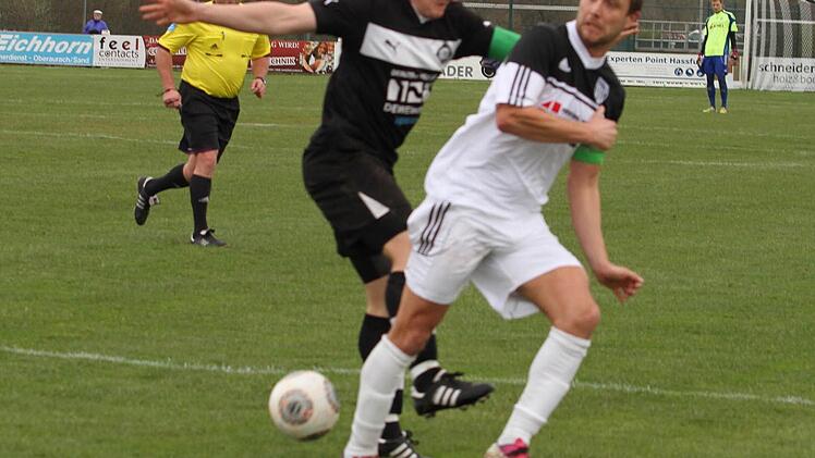 Zweikampf zwischen den beiden Kapitänen Oliver Stark (links) und Daniel Rinbergas, wobei der Gästespieler den Ball noch abwehren kann.