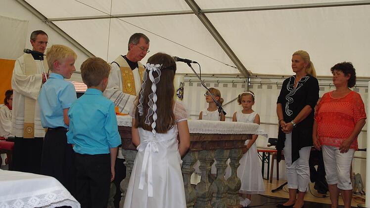 Karmelitenpater Roland Hinzer nahm am Sonntagnachmittag sieben neue Mitglieder in die Skapulierbruderschaft auf. Foto: Heike Schülein