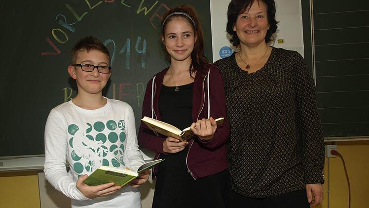 Klasslehrerin Ulrike Hochrein freut sich mit Siegerin Hanna Seufert (Mitte) und dem Zweitplatzierten Noah Lenhart.  Foto: Stefan Geiger