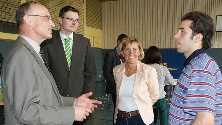 Beeindruckt von den sprachlichen Fortschritten von Abdulwahab Makki (rechts) zeigten sich im Gespräch Landrat Wilhelm Schneider, Kreiskämmerer Marcus Fröhlich und die Leiterin der Berufsschule, Heidrun Görtler (von links).