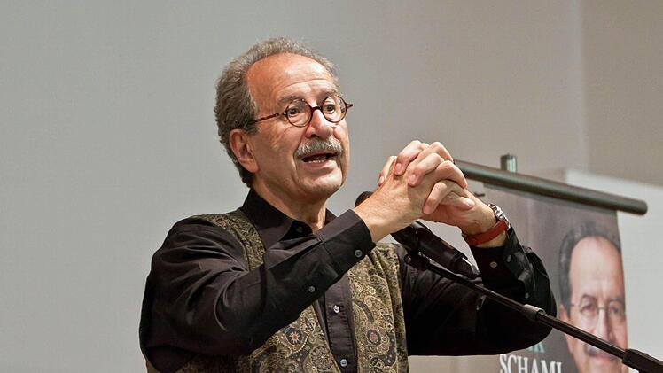 Rafik Schami bei seinem Auftritt im Pfarrsaal von St. Augustin.Foto: Jochen Berger