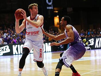 Nicolo Melli hier im Duell mit dem G&ouml;ttinger Shane Edwards