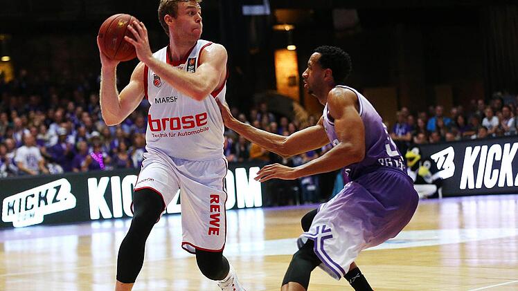 Nicolo Melli hier im Duell mit dem Göttinger Shane Edwards