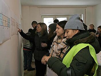Grundrisse informierten die Besucher der Musterwohnungen im Detail über das Wohnungsangebot in der Pines-Siedlung. Foto: Werner Baier