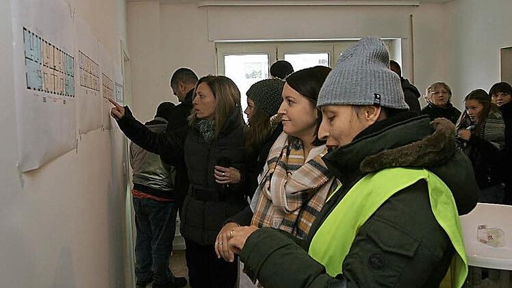 Grundrisse informierten die Besucher der Musterwohnungen im Detail über das Wohnungsangebot in der Pines-Siedlung. Foto: Werner Baier