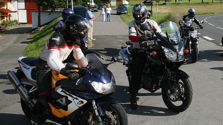 Biker-Gruppen sammeln sich und fahren den Berg wiederholt auf und ab.