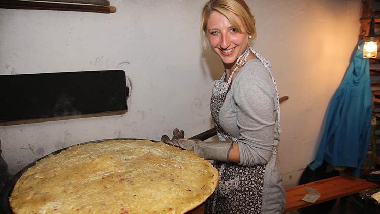 Der Sängerkranz hat auch Bäcker: Hobbybäckerin Julia und viele weitere fleißige Helfer bieten zum Beispiel bei der Maibaumaufstellung wieder den frischen, heißen Zwübblblooz an. Foto: Arnold Nöth