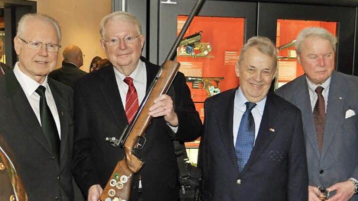 Gerd Kümmet überreichte seine Siegerwaffe an das Schützenmuseum auf Schloss Callenberg bei Coburg. Das Bild zeigt (von links): Gerd Kümmet, Gary Anderson (Olympiasieger und Vizepräsident der ISSF), Walther Tröger (ehemaliger Präsident des Nationalen Olympischen Komitees von Deutschland) und Prinz Andreas von Sachsen-Coburg und Gotha. Fotos: privat