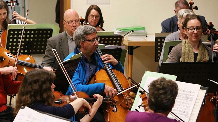 Das Orchester der Gesellschaft der Musikfreunde Neustadt probt für sein Sinfoniekonzert, das am 1. April in der Mehrzweckhalle stattfindet.Foto: Jochen Berger