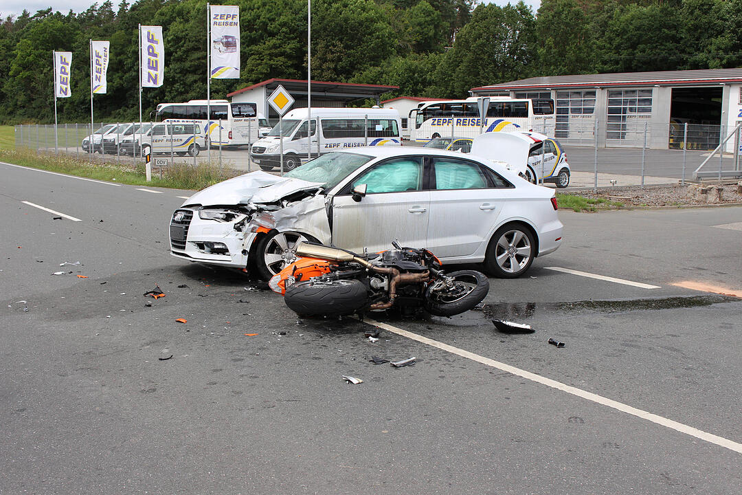 Kreis Neustadt/Aisch: Motorrad kracht ungebremst in Audi – 28-Jähriger stirbt