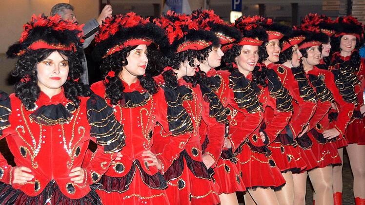 Die Gardemädchen der Fidelia Reiterswiesen der Session 2016/17. Fotos: Peter Rauch