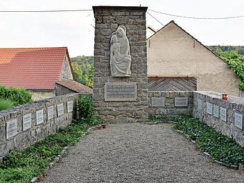Das Kriegerdenkmal in Ottendorf wurde gereinigt und neu beschriftet. Drei stark beschädigte Platten werden noch ausgetauscht. Foto: Ulrike Langer