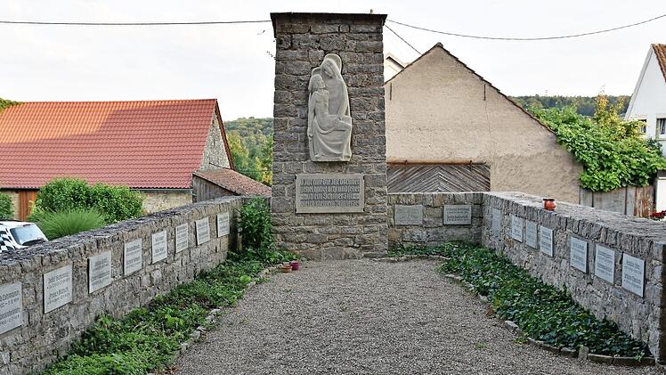 Das Kriegerdenkmal in Ottendorf wurde gereinigt und neu beschriftet. Drei stark beschädigte Platten werden noch ausgetauscht. Foto: Ulrike Langer