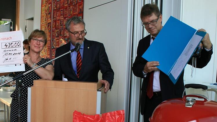 Als Geschenk &uuml;berreichte Kirchenvorstand Ulli O&szlig;mann (M.) zum Abschied von Pfarrer Martin Gundermann einen Grill und einen Scheck f&uuml;r Grillgut an den Geistlichen. "Beim Grillen ist ein Mann noch ein Mann", freute sich Gundermann dar&uuml;ber.  Foto: Maria L&ouml;ffler