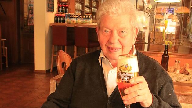 Anton Geldner braute 50 Jahre Bier, bis er das Brauen 2007 seinem Schwiegersohn Karl-Heinz Wehrfritz &uuml;berlie&szlig;. Leider bleiben die meisten der Flaschen mit dem Geburtstagsetikett zun&auml;chst unge&ouml;ffnet, denn die gro&szlig;e Feier wurde wegen der Corona-Krise auf einen sp&auml;teren Zeitpunkt verschoben. Foto: Matthias Einwag