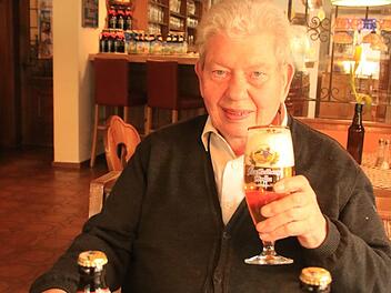 Anton Geldner braute 50 Jahre Bier, bis er das Brauen 2007 seinem Schwiegersohn Karl-Heinz Wehrfritz überließ. Leider bleiben die meisten der Flaschen mit dem Geburtstagsetikett zunächst ungeöffnet, denn die große Feier wurde wegen der Corona-Krise auf einen späteren Zeitpunkt verschoben. Foto: Matthias Einwag