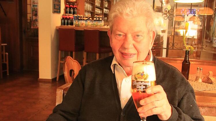 Anton Geldner braute 50 Jahre Bier, bis er das Brauen 2007 seinem Schwiegersohn Karl-Heinz Wehrfritz überließ. Leider bleiben die meisten der Flaschen mit dem Geburtstagsetikett zunächst ungeöffnet, denn die große Feier wurde wegen der Corona-Krise auf einen späteren Zeitpunkt verschoben. Foto: Matthias Einwag