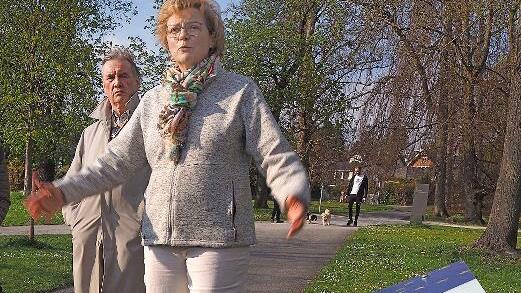 EU-Parlamentarierin Monika Hohlmeier hat den EU-Wert-Wanderweg im Hofgarten besucht. Auf acht Tafeln sind bis zum Monatsende die Werte der Europ&auml;ischen Union erl&auml;utert. Der Rundgang beginnt beim Spielplatz nahe dem Reiterdenkmal.