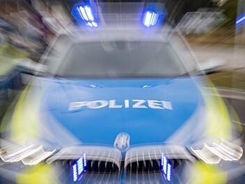 Kreis Kronach: Seniorin (79) gerät in Gegenverkehr - und kracht beinahe mit Polizeiauto zusammen
