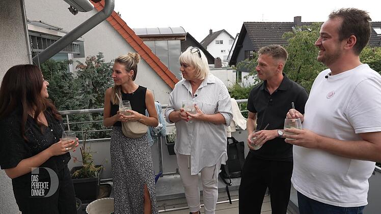 Beim Aperitif stellen Turina (links) und Susanne (Zweite von links) fest, dass sie sich kennen. Wer wei&szlig;, wie Petra, Max und Markus noch &uuml;ber mehrere Ecken verbandelt sind.