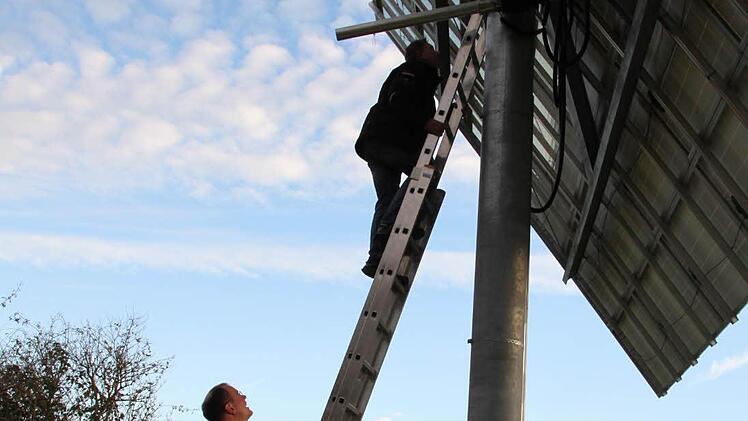 Wer die Steuerung der drehbaren Solaranlage bedienen will, muss hoch hinaus. Foto: Ulrike Müller