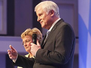 "Wir brauchen ein Europa der Regionen und nicht eines der Bevormundung und des Regulierungswahns": Das war die zentrale Botschaft von Ministerpräsident Horst Seehofer, der im Rahmen seiner Bayern-Tour unter dem Slogan "Seehofer direkt" am Montagabend in der Kulmbacher Stadthalle Rede und Antwort stand, zusammen mit Oberfrankens CSU-Europaabgeordneter Monika Hohlmeier. Foto: Jochen Nützel