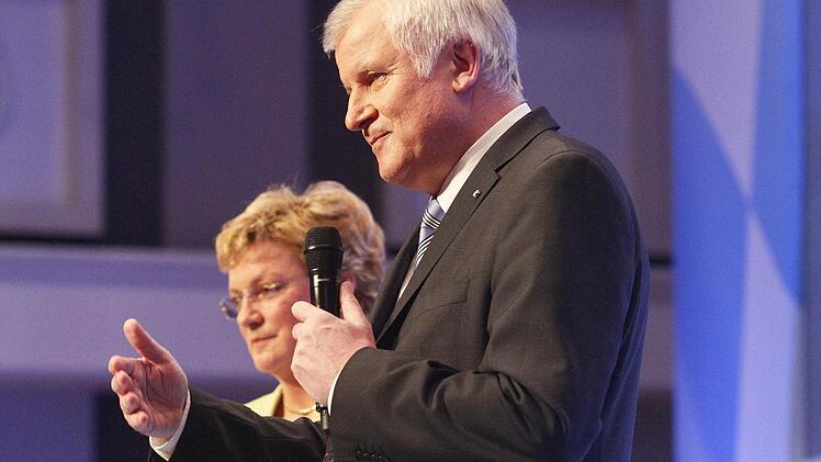 "Wir brauchen ein Europa der Regionen und nicht eines der Bevormundung und des Regulierungswahns": Das war die zentrale Botschaft von Ministerpräsident Horst Seehofer, der im Rahmen seiner Bayern-Tour unter dem Slogan "Seehofer direkt" am Montagabend in der Kulmbacher Stadthalle Rede und Antwort stand, zusammen mit Oberfrankens CSU-Europaabgeordneter Monika Hohlmeier. Foto: Jochen Nützel