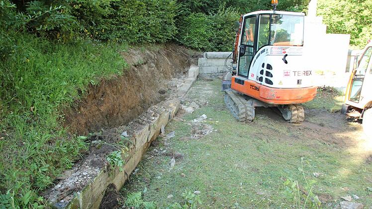 Im Friedhof wird eine Stützwand vor dem Urnengräberfeld saniert.