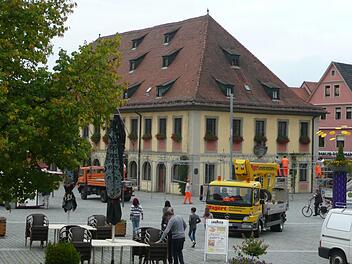 Emsiges Treiben herrscht am Lichtenfelser Marktplatz, wo die Vorbereitungen für den Korbmarkt auf Hochtouren laufen. Foto: Ramona Popp