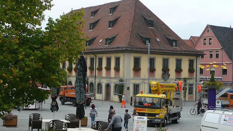 Emsiges Treiben herrscht am Lichtenfelser Marktplatz, wo die Vorbereitungen für den Korbmarkt auf Hochtouren laufen. Foto: Ramona Popp