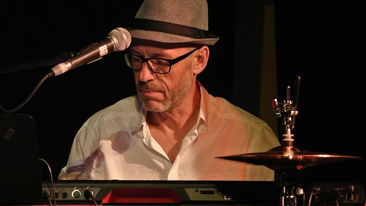 Reinmar Henschke an der Synthesizer- und Rhythmusmaschine