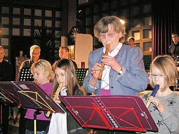 Klara Seiler (M.), die Leiterin der Flötenbande, spielte gemeinsam mit ihren gelehrigen Schülerinnen.  Fotos: Amon
