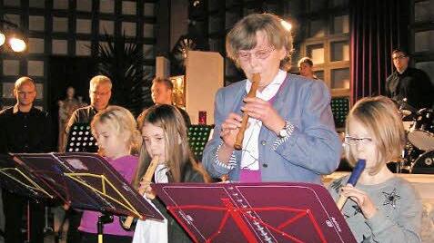 Klara Seiler (M.), die Leiterin der Flötenbande, spielte gemeinsam mit ihren gelehrigen Schülerinnen.  Fotos: Amon