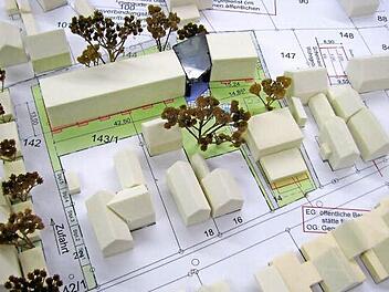 Das Modell vom künftigen Bürgerzentrum Pettstadts lässt ahnen, wie nahe der 65 Meter lange, dreigeschossige Bau des geplanten Seniorenwohnheims an Nachbarhäuser heranreichen wird. Archivfoto: wb