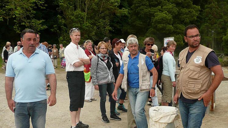 Hier wird die Spezialität "Cozido", die in den heißen Erdlächern gegart wurde, auf den Tisch gebracht.