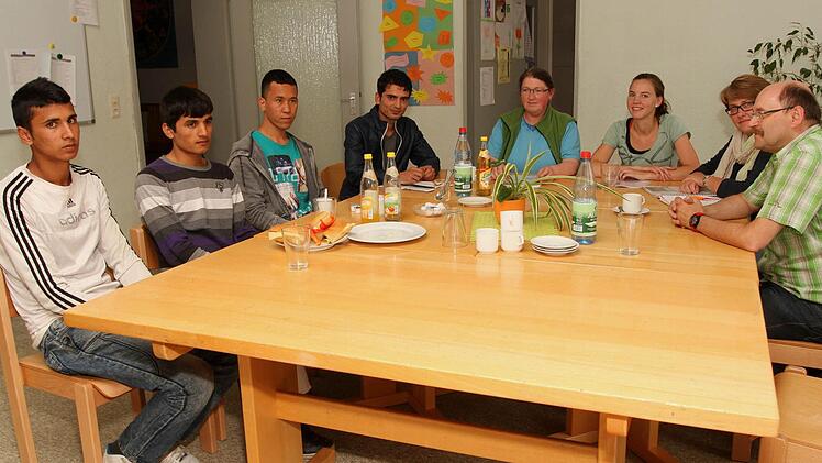 Die neuen Jugendlichen aus Afghanistan, Pakistan und Syrien mit dem Personal des Heims und des Jugendamts bei der Neuaufnahme in Eltmann