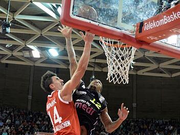 Kendall Gray (rechts) feierte in München (links Paul Zipser) sein Punktspieldebüt für Medi Bayreuth.  Foto: Eibner