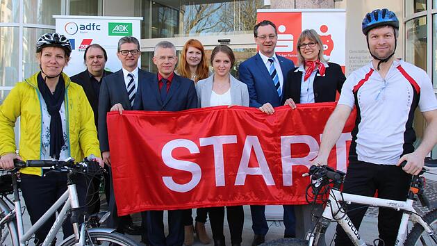 Die Sparkassen-Mitarbeiter Claudia Rottenberger (links) und Jochen Faber (rechts) kamen zum Startschuss der Aktion "Mit dem Rad zur Arbeit" mit dem Fahrrad. Bei der Eröffnung mit dabei waren zudem (von links) Gerhard Klamet (DGB), Michael Bischof (vbw), Roland Friedrich (Sparkasse), Bernadette Köth (AOK), Marina Wahler (Sparkasse), Peter Scheder (AOK) und Astrid Partsch (Sparkasse). Fotos: Ralf Ruppert