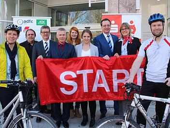 Die Sparkassen-Mitarbeiter Claudia Rottenberger (links) und Jochen Faber (rechts) kamen zum Startschuss der Aktion "Mit dem Rad zur Arbeit" mit dem Fahrrad. Bei der Eröffnung mit dabei waren zudem (von links) Gerhard Klamet (DGB), Michael Bischof (vbw), Roland Friedrich (Sparkasse), Bernadette Köth (AOK), Marina Wahler (Sparkasse), Peter Scheder (AOK) und Astrid Partsch (Sparkasse). Fotos: Ralf Ruppert