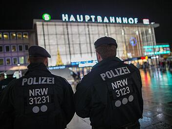Polizisten stehen am 06.01.2016 in K&ouml;ln (Nordrhein-Westfalen) vor dem Hauptbahnhof. Nach den sexuellen &Uuml;bergriffen auf Frauen in der Silvesternacht verst&auml;rkt die Polizei die Pr&auml;senz am Hauptbahnhof. Foto: Maja Hitij/dpa